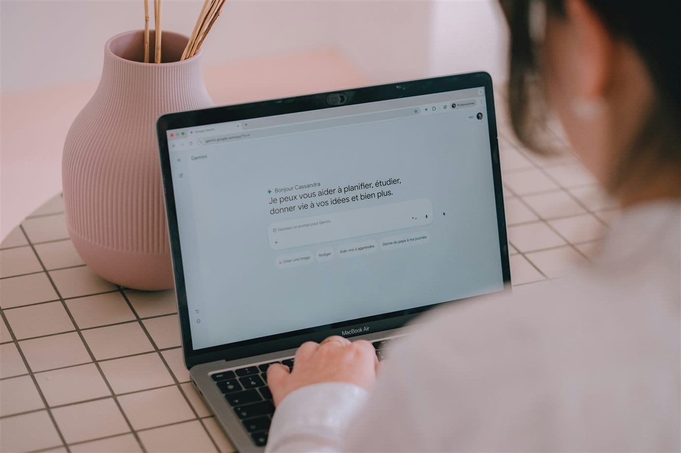 Persona trabajando con un asistente de inteligencia artificial