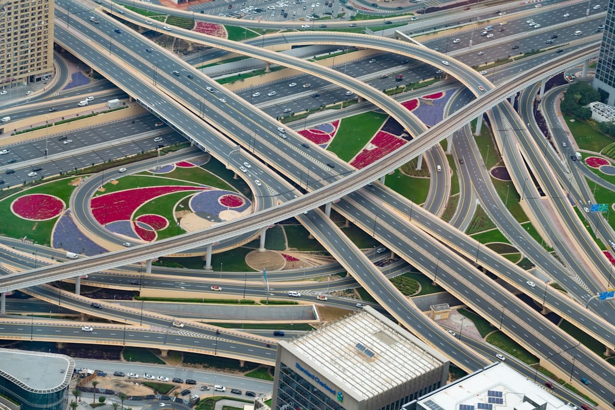Vista aérea de una ciudad con cruces y edificios conectados
