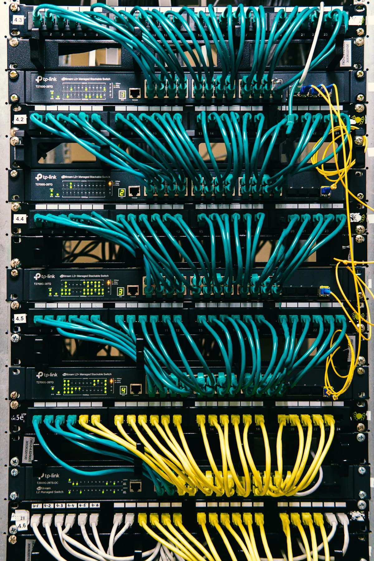 Rack de servidores con cables conectados